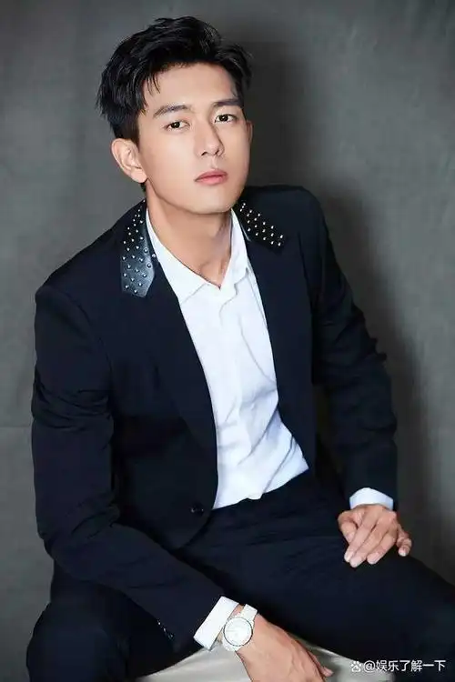 最近有关李现的恋情传闻引发了网友们的关注和热议.