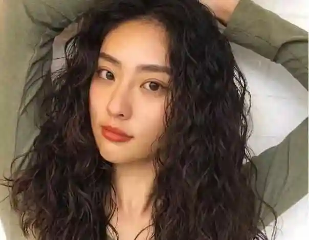 脸大的女生适合什么样的烫发首选筷子烫减龄又显脸小
