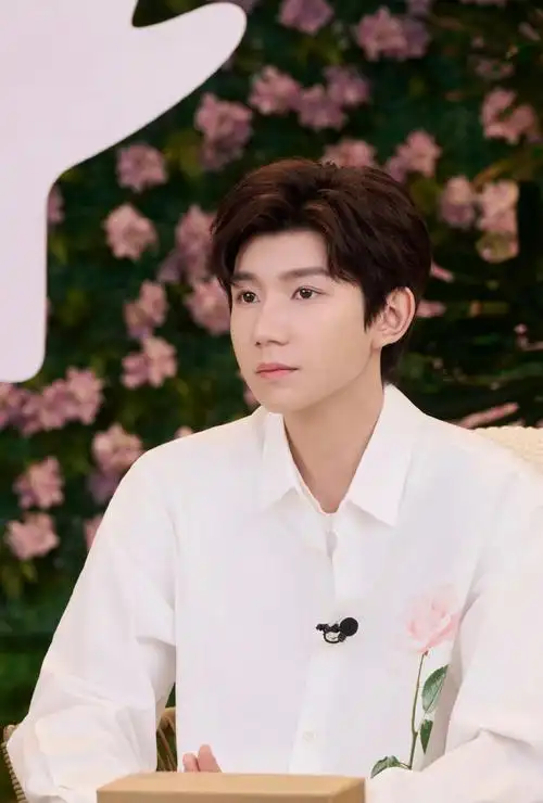 王源白衬衫素颜照