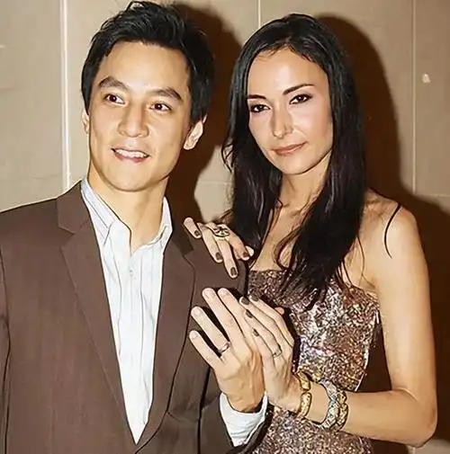 吴彦祖携老婆同框,穿一字肩金色亮片连衣裙,尽显欧美范儿!