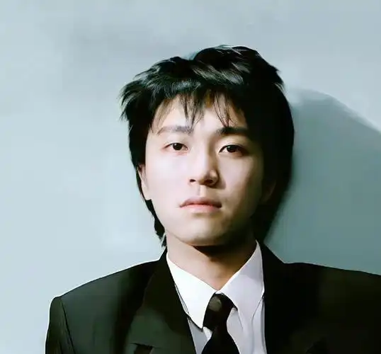 而周星驰其实是偏普通长相,但好在皮肤白,脸型好,五官是秀气型的,年轻