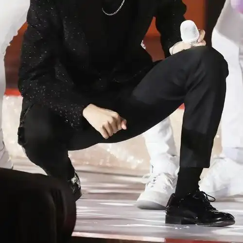 王俊凯二十四岁肆意生长#一些狠戳我的苏点脚踝  皮鞋 西装  戒指 .