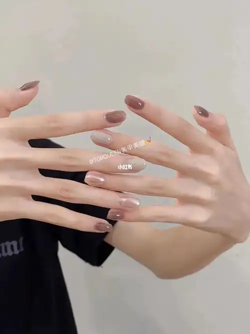 美甲气质显白神仙配色～最近又发现了一个宝藏颜色 上手效果太绝了
