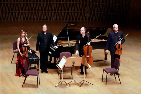 听来自哥德堡的钢琴四重奏舞一曲"掠夺性舞蹈"