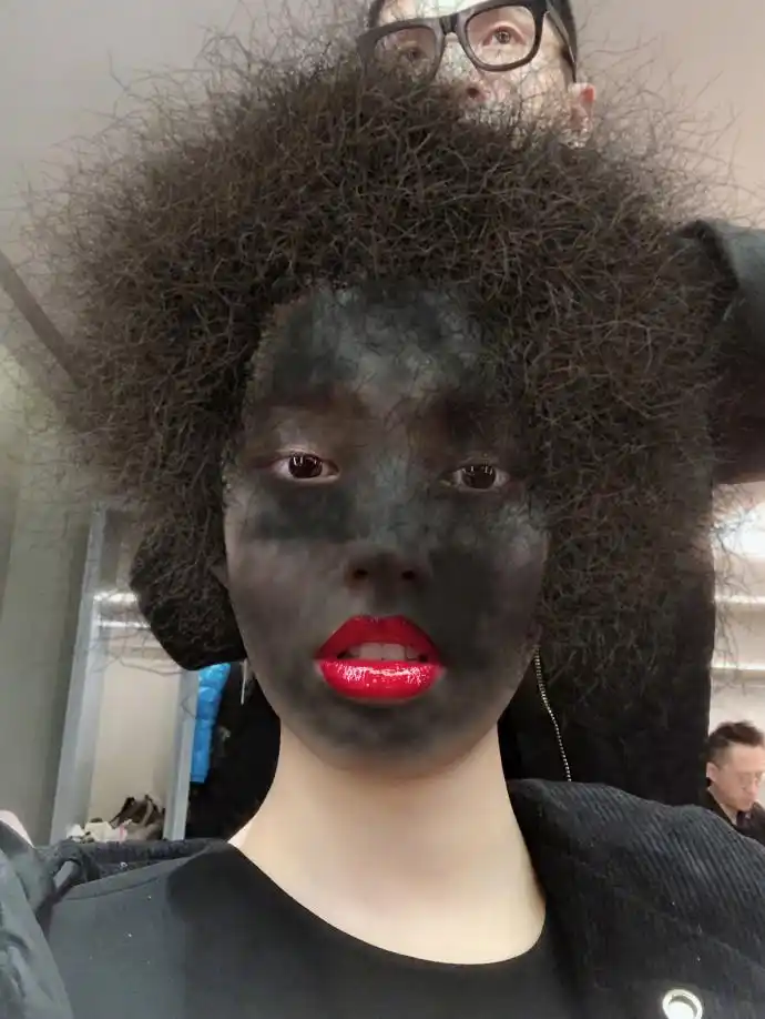 林允晒图爆炸头烟熏脸,网友评论:美人鱼被"烧烤"了