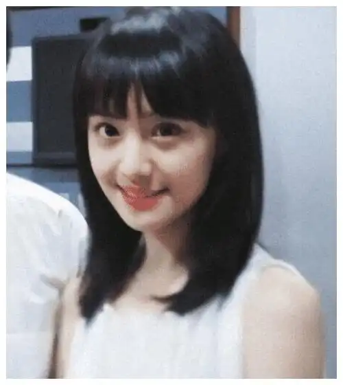 刚出道的郑爽成为很多男人心目当中的女神,本来以为这么瘦小的女生