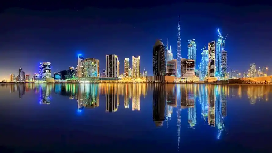 8k迪拜哈利法塔湖面夜景超高清壁纸