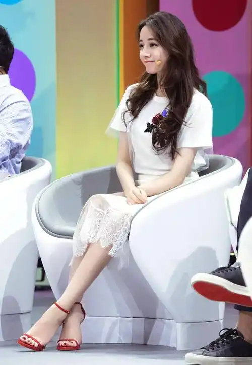 迪丽热巴的各种高跟鞋美图