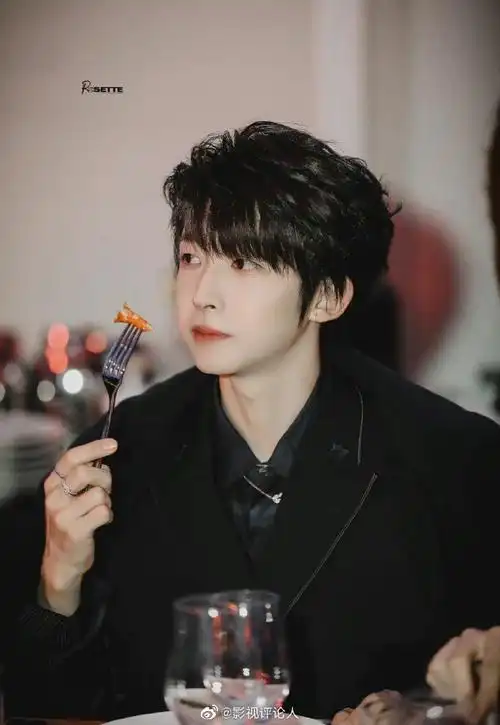 06会嘟嘴会撒娇笑起来很好看的可爱猪包06@into1-刘宇