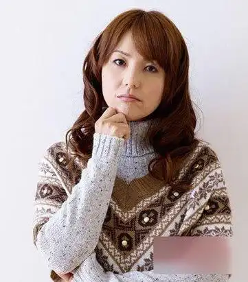 中年人圆脸斜刘海烫发发型这是大卷烫发发型中的一款,中年人适合的梳