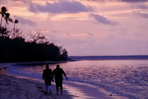 这画面太唯美!夕阳西下,晚霞落幕,一对老人漫步海滩