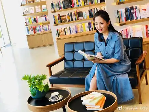 女主持陈蓓蓓挺美的啊跟李红有一拼