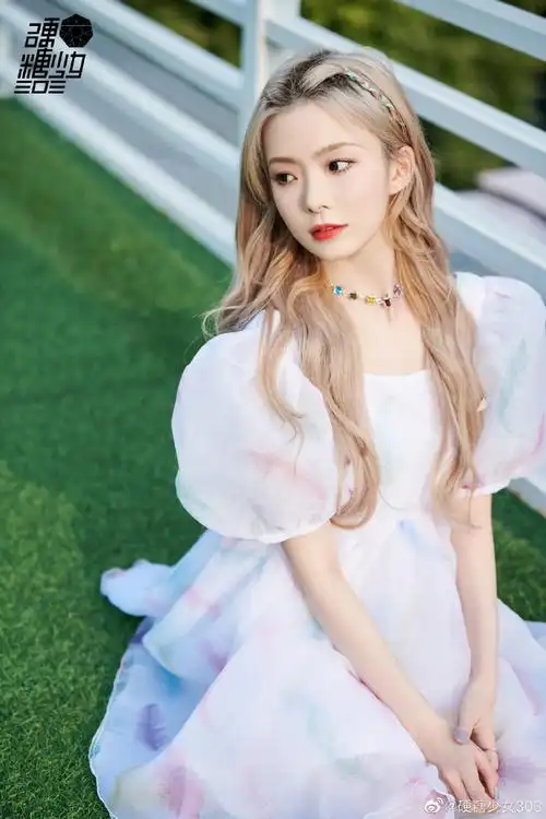 满幻彩轻纱尽显少女柔情91今日与@硬糖少女303-陈卓璇一起亲近自然