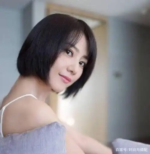 气质女神高圆圆,短发造型也是不错的,看久了都忘记长发造型的模样了.