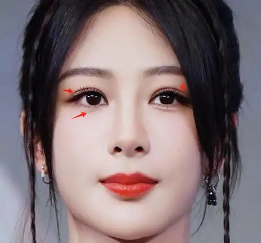 杨紫最新生图曝光!头大身小面部僵硬,充气感过重似网红|法令纹|双眼皮