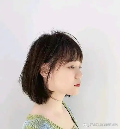 夏天剪一款这样的短发,真的好看又减龄,非常简约又百搭的漫画短发给人