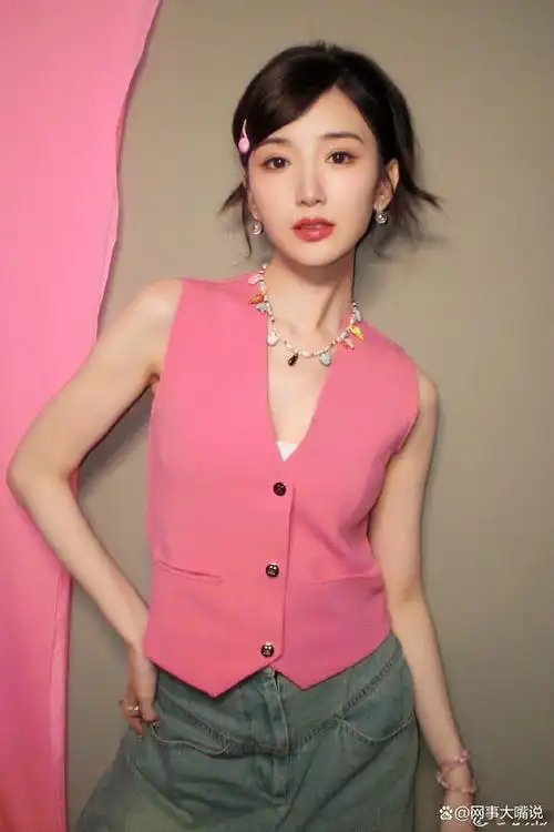 毛晓彤真人芭比上班,84斤体重让人忍不住为之惊叹!