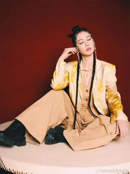 pinko星光#@谭维维身着pinko ss24西装率意亮相,独特印花绽放春日