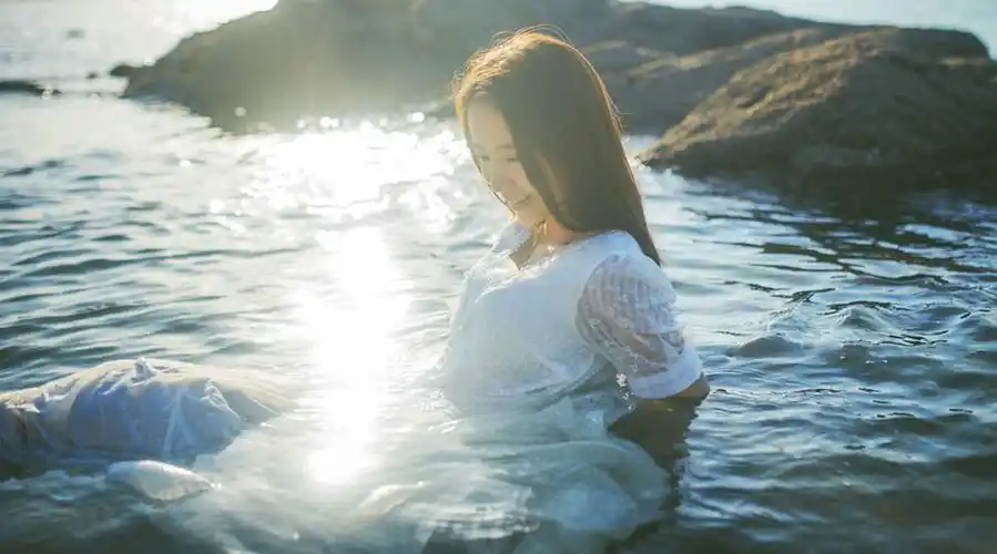 纯美女生海边游荡海边长发气质美女摄影写真图片