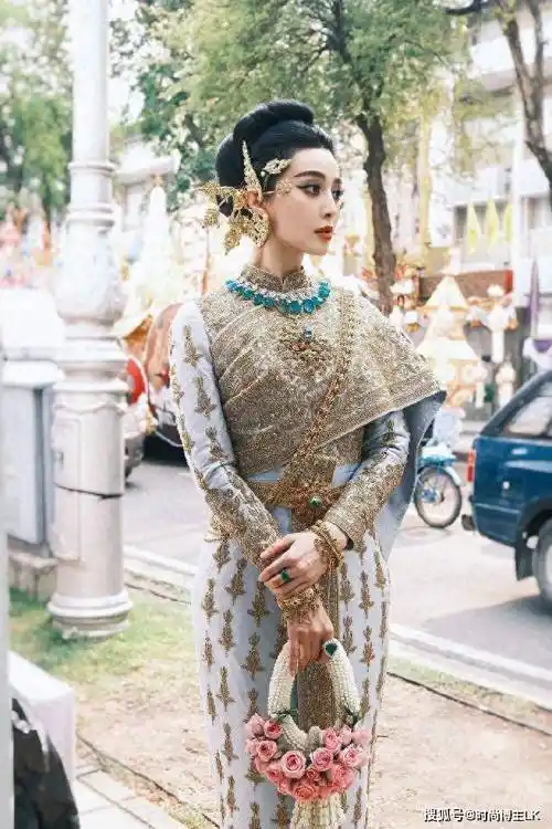 原创42岁范冰冰美成了蛇妖穿泰服坐三蹦子游街网友太掉价了