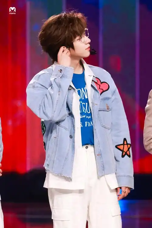 卡代言人#98#贺峻霖把麦递给粉丝#谁也不能拒绝戴金丝眼镜的贺峻霖!