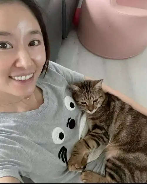 46岁林心如素颜入镜!居家自拍"皮肤状态超棒" 纤细美腿变焦点