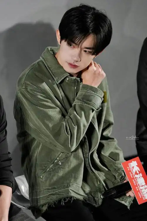 帅哥哥    @tfboys-易烊千玺  #易烊千玺电影小小的我##四字 易烊千玺