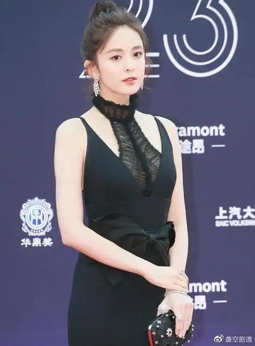 古力娜扎胖点更好看了嫌v领裙暴露特意配薄纱内搭穿出高级感