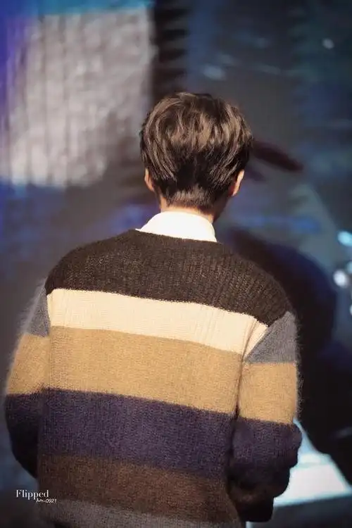 210207王俊凯帅气背影图片大合集令人心动的完美凯boss