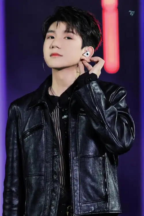 王源出席qq音乐巅峰盛典