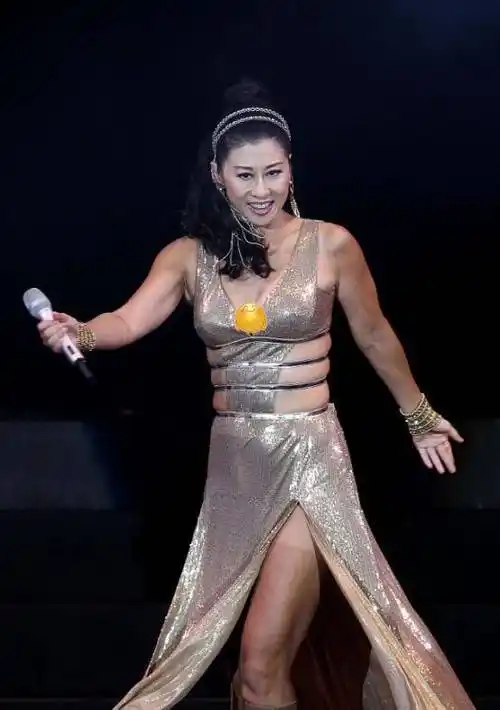 叶倩文对自己身材是不是太自信了,身上都被勒出赘肉了,真不太美_造型