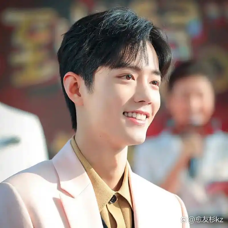 北京卫视官微发文 #肖战的笑太治愈了#  笑起来如春风和煦, 阳光微醺