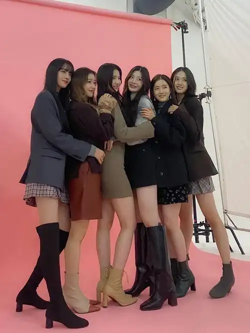 黑眼必胜打造的跟帽同期出道的女团stayc颜值赢太多.