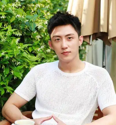 黄景瑜前任开撕迪丽热巴?张艺上发文有深意,疑暗指自己被小三!