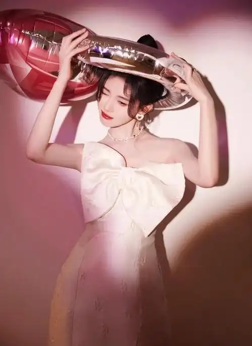 鞠婧祎蝴蝶结提花抹胸连衣裙优雅迷人