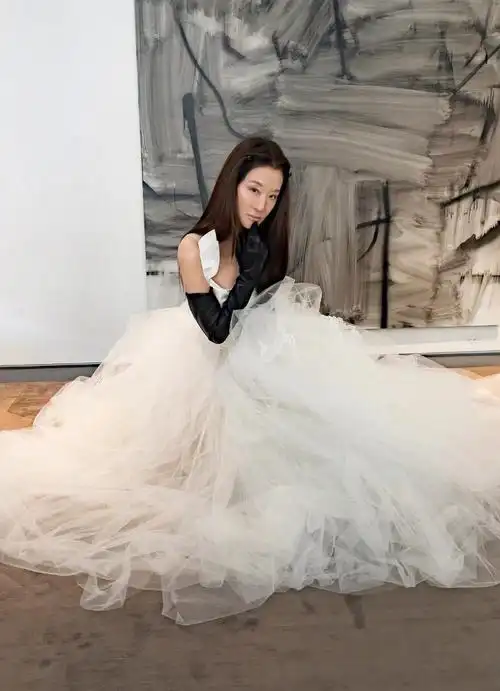 王薇薇在创立自己的婚纱品牌后,她的婚姻并没有像她的婚纱一样长久.