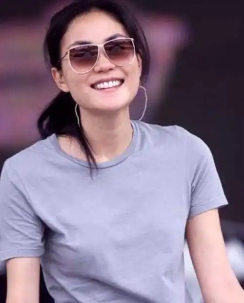 53岁王菲现身寺庙被偶遇,打扮朴素气质独特,素颜状态获赞