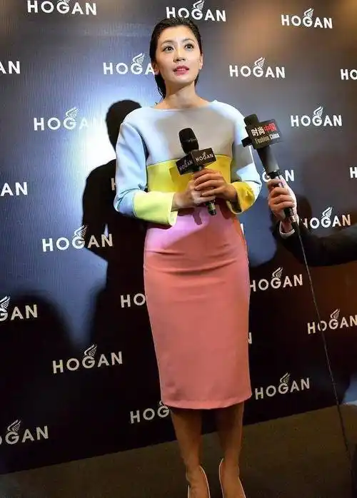 原创47岁的贾静雯状态还不错拼色上衣搭配粉色包臀裙暴露出小肚子