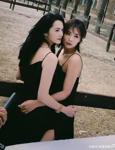 图集:刘涛姚晨合体"眼神杀",展现摩登女性的酷与美!