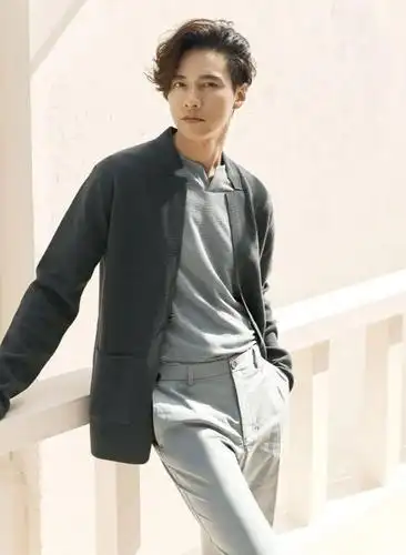 43岁元斌造型清新养眼,时髦又显品位