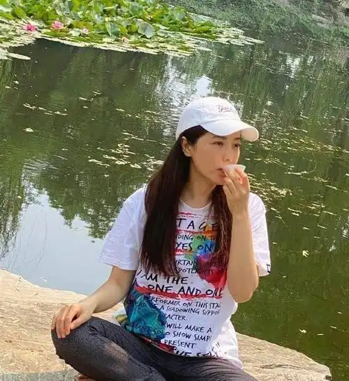 曾黎素颜出镜神色憔悴脸颊也凹陷下去已经有老的迹象了