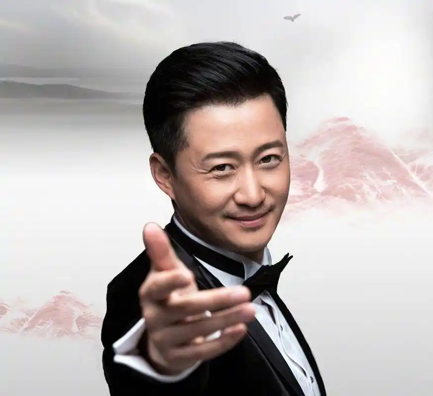 49岁吴京参加家长会无人识!听老师讲课有秩序,家教严厉儿子求饶 - 娱