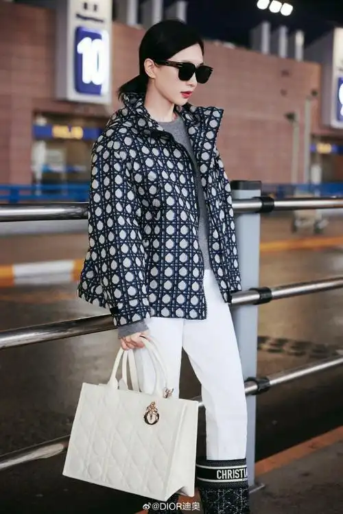中国珠宝大使江疏影#@江疏影身着迪奥二零二四早春成衣系列现身机场