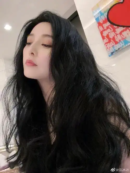 39岁范冰冰乌黑秀发惹人羡!她雪肤娇嫩性感撩人