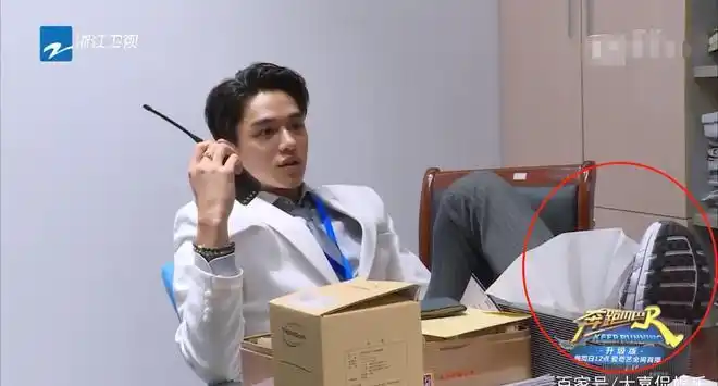 而黄旭熙找到凳子以后,就直接坐在办公桌前,但是却把脚抬起来直接放在