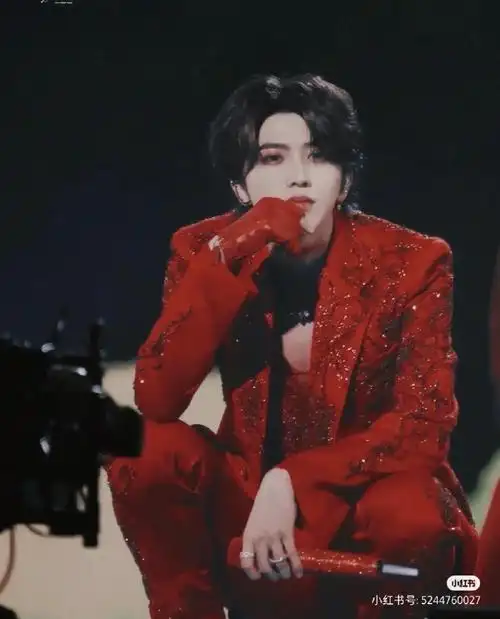 蔡徐坤红衣照片分享可取图