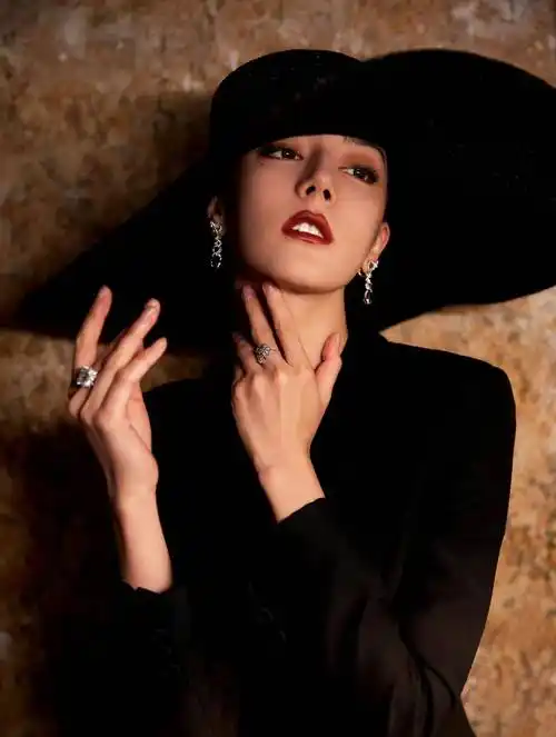 迪丽热巴又一复古礼服封神,能超越热巴只有热巴自己_风格_连衣裙_气质