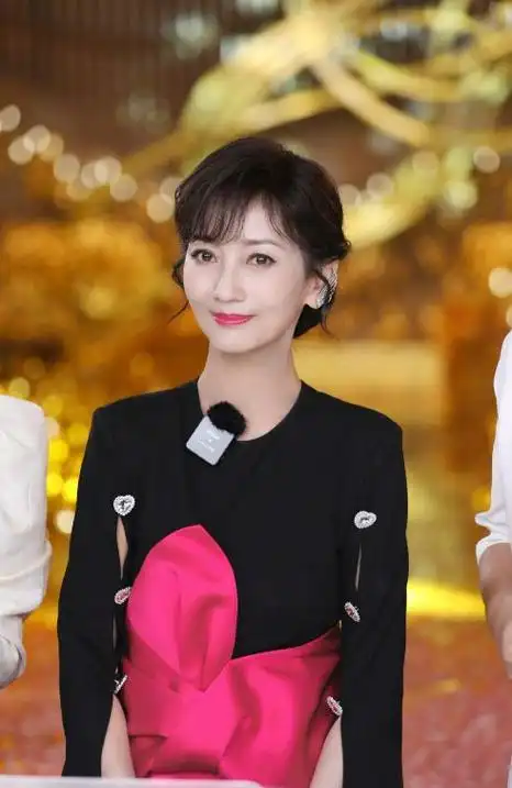 赵雅芝这次特意把头发挽了起来,还染着红色的嘴唇,整个人显得很有国际