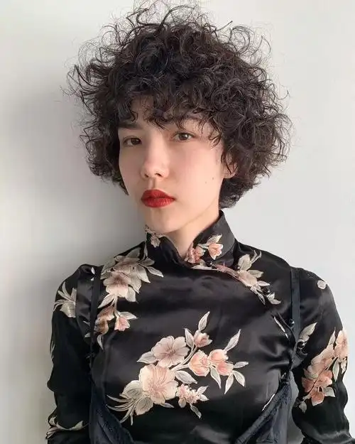 也别有一番韵味呢~短发或者及肩发的羊毛卷造型而且不仅是长发可以