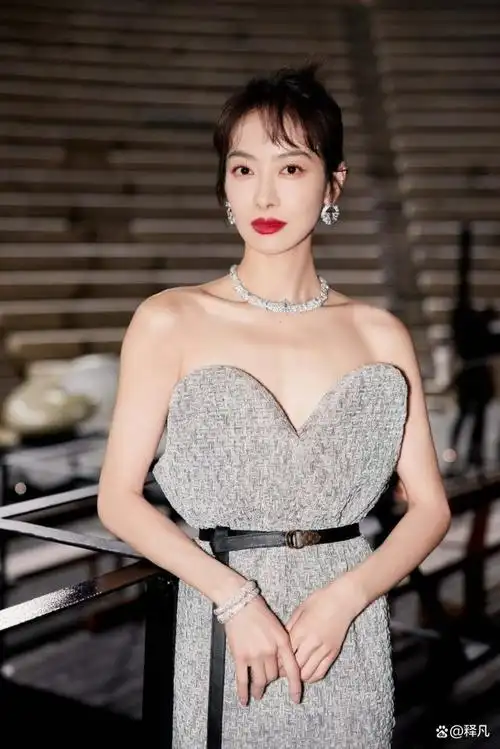 图中,宋茜身材一袭抹胸灰色长裙,脖子和手上都戴着名贵项链,她俏脸
